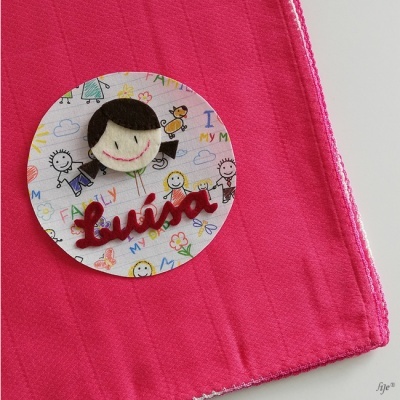 Lenço rosa com etiqueta redonda estampada e nome Luísa em feltro vermelho