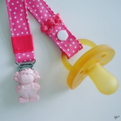 Chupeta amarela com fita rosa de pontos brancos e clip decorativo