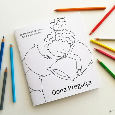 Capa de livro infantil 'Dona Preguiça' com desenho a preto e branco e lápis de cor ao redor