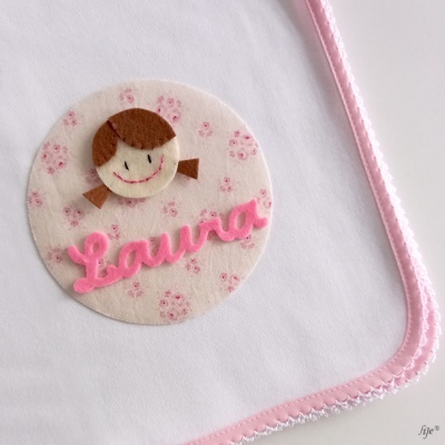 Toalha branca com aplique redondo de menina e nome Laura em rosa