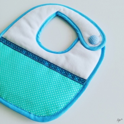 Babete de bebé branco com parte inferior azul-turquesa e botão azul