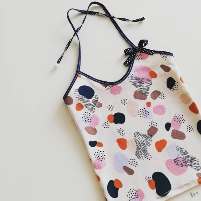 Top feminino com padrão colorido de manchas e alças finas