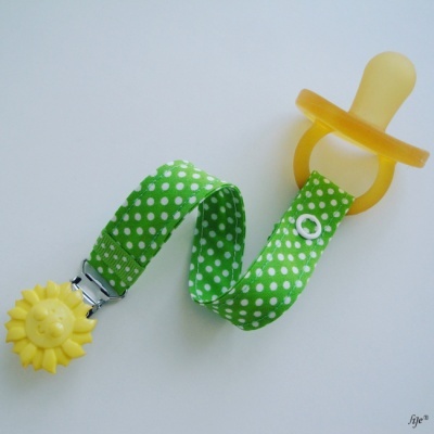 Chupeta amarela com fita verde com pontos brancos e clipe com sol amarelo