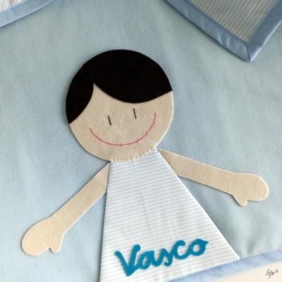 Aplicação em tecido de boneco sorridente com nome Vasco