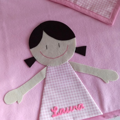 Tecido rosa com boneca aplicada em feltro e nome Laura bordado