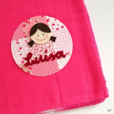 Tecido rosa com aplicação circular de feltro com figura de menina e nome Luísa
