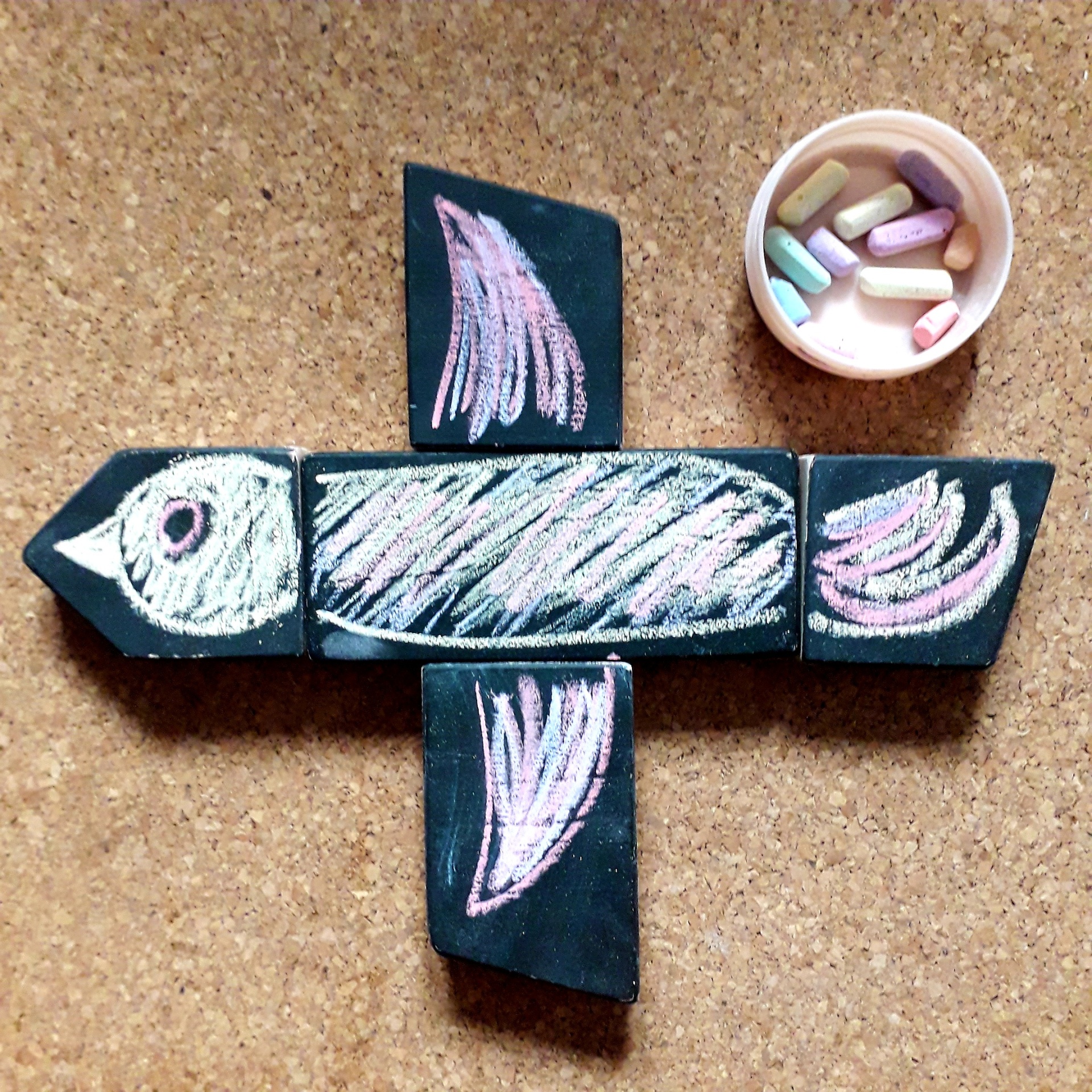 Cidade de Blocos Cubos de madeira pretos com desenho de peixe e tigela com giz colorido