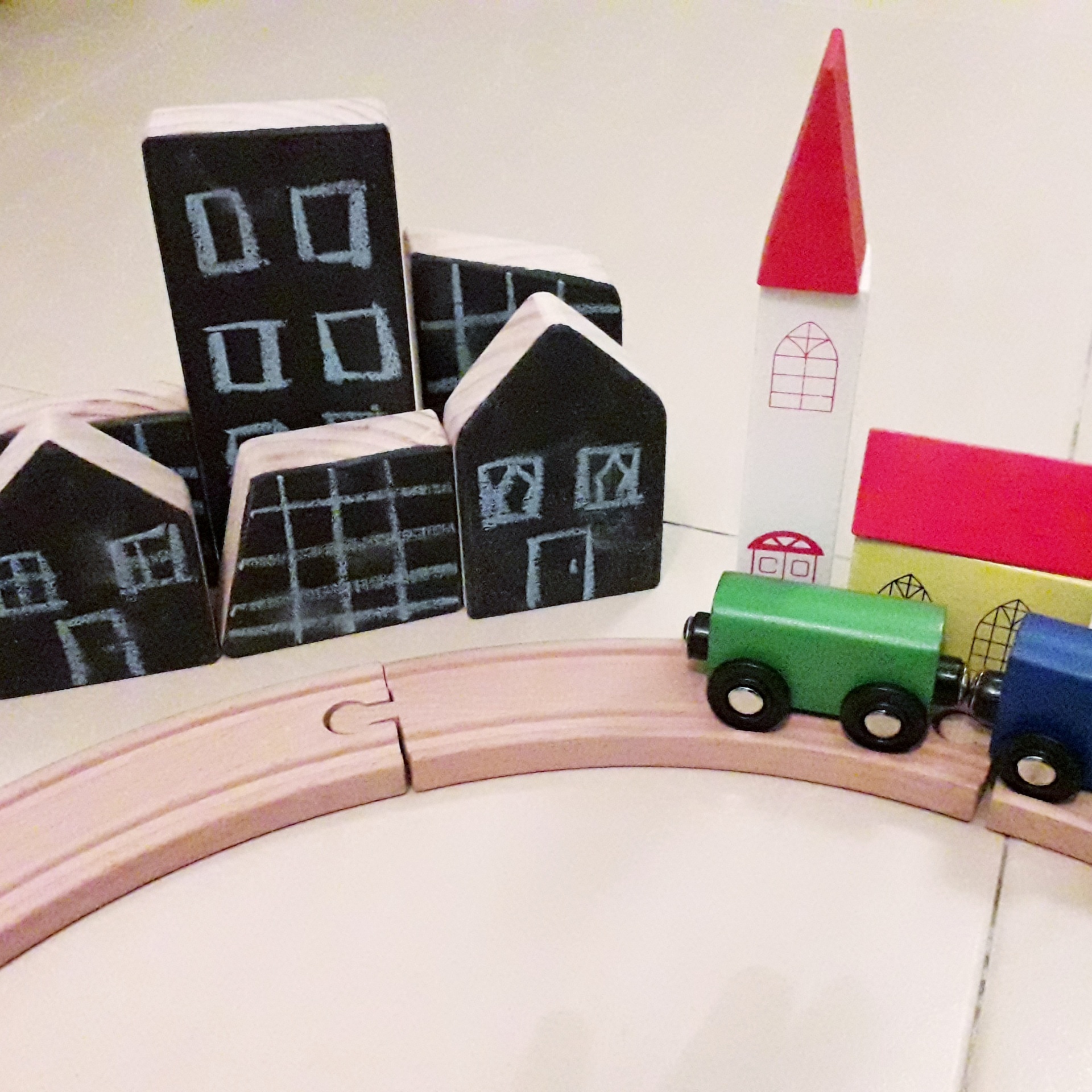 Cidade de Blocos Blocos de construção de madeira com comboio em via de madeira