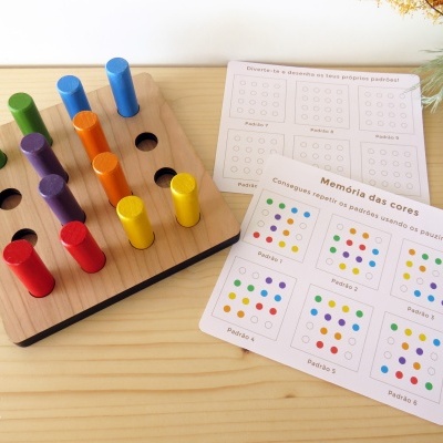 Jogo de madeira colorido com cartões de atividades em português