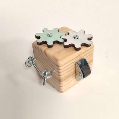 Cubo de madeira com acessórios metálicos e engrenagens de madeira 
