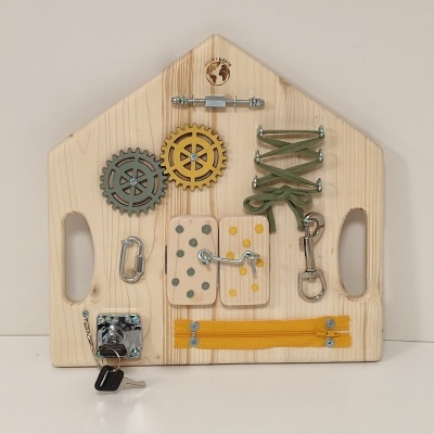 Tabuleiro pedagógico de madeira em forma de casa com diversas atividades manuais