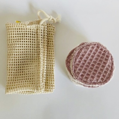 Discos reutilizáveis cor-de-rosa com bolsa de tecido de rede natural