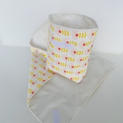 Babete triangular com padrão de flores e folhas em tecido branco