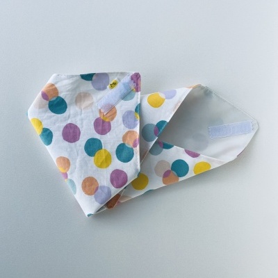Bandana triangular branca com bolinhas coloridas e fecho de velcro