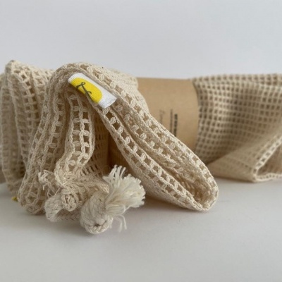 Rede de algodão cru com cordões e etiqueta amarela