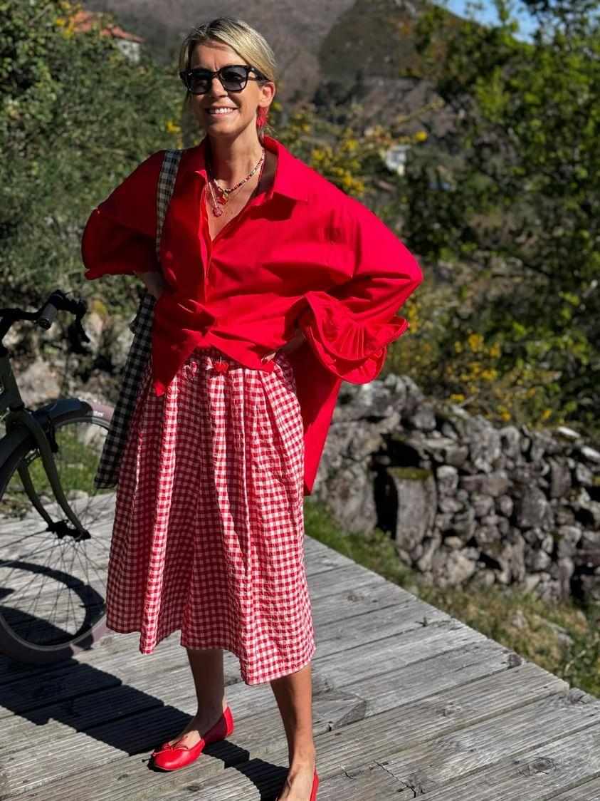 Mulher com roupa vermelha casual ao ar livre com paisagem natural