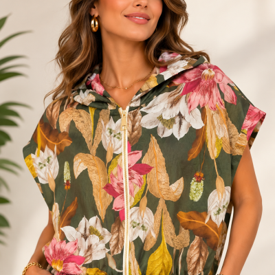 Top com padrão floral colorido, fecho de correr dourado e capuz