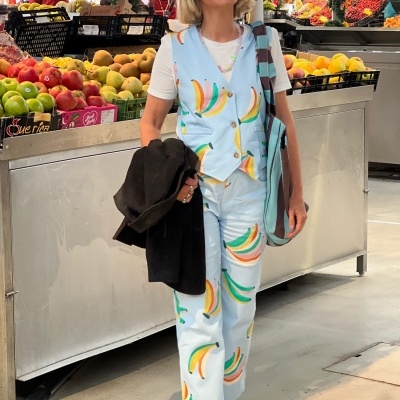 Conjunto de colete e calças com padrão de bananas em mercado de fruta