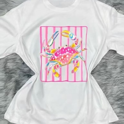 T-shirt branca com estampa de caranguejo colorido