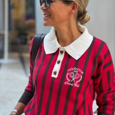 Camisa polo riscada vermelho e preto com gola branca e bordado California Tennis Club