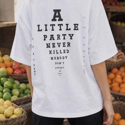 T-shirt branca com texto preto estilo optometrista vista de trás num mercado com cestos de frutas