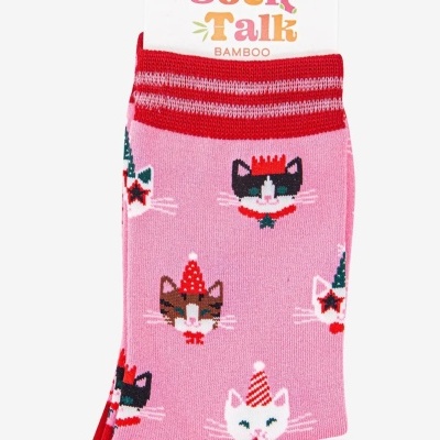 Meias cor-de-rosa com gatos e detalhes vermelhos e brancos