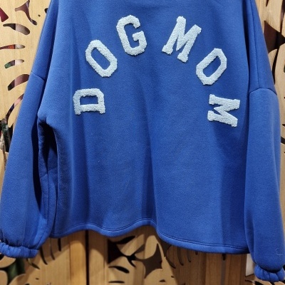 Sweatshirt azul com letras brancas DOG MOM em tecido felpudo