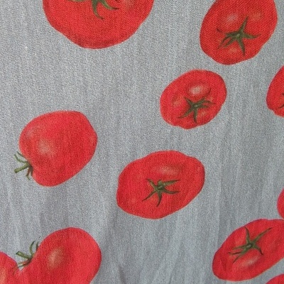 tecido com padrão de tomates vermelhos sobre fundo cinzento