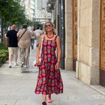 Mulher a usar vestido longo floral e acessórios na rua