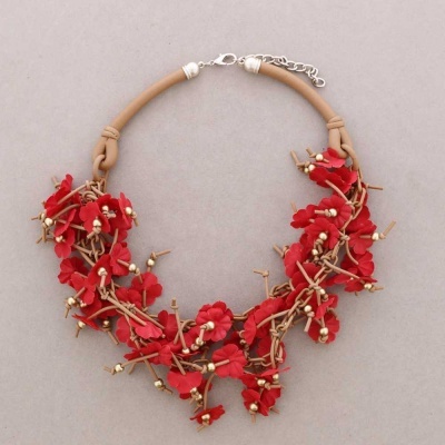 Colar com flores vermelhas e base bege sobre fundo cinza