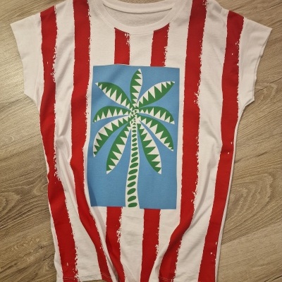 Camisola de manga curta com riscas vermelhas e brancas e estampa de palmeira