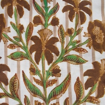 Tecido com padrão floral castanho e verde em riscas verticais castanhas sobre fundo branco