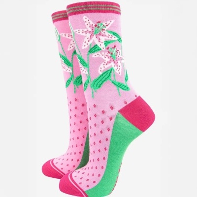 Meias rosa com padrão florido e detalhes verdes