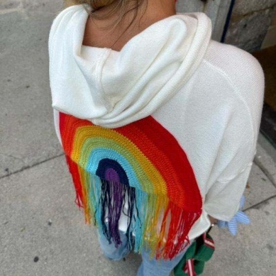 Camisola branca com capuz e padrão de arco-íris colorido com franjas