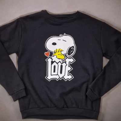 Sweatshirt preta com estampa de Snoopy, Woodstock, coração e texto LOVE