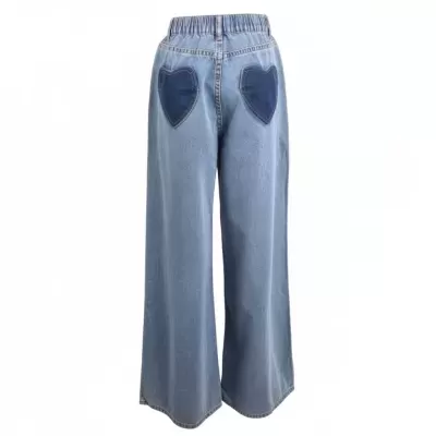 Calças de ganga largas azul claro com bolsos traseiros em forma de coração.