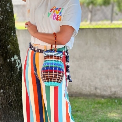 Pessoa com roupa colorida e acessórios ao ar livre