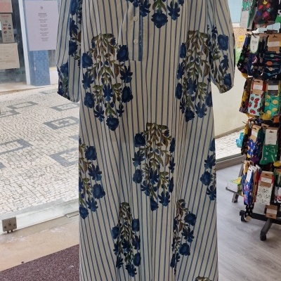 Vestido longo com riscas azuis e flores azuis em manequim