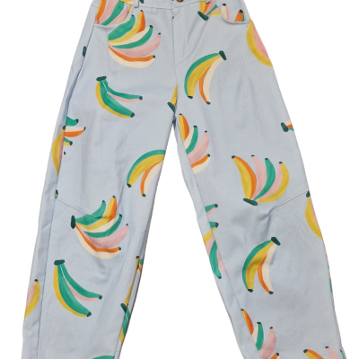 Calças com estampado de bananas coloridas em fundo azul claro