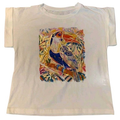 T-shirt branca com estampa de tucano colorido e detalhes dourados