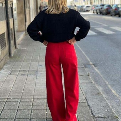Calças vermelhas largas de corte reto usadas numa rua