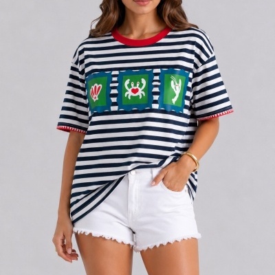 T-shirt às riscas azul marinho e branco com calções brancos