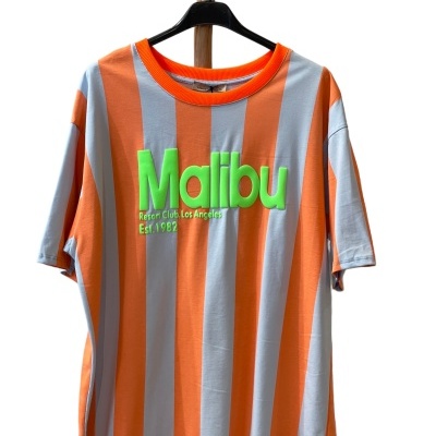 T-shirt às riscas laranja e cinzento com texto verde Malibu Resort Club, Los Angeles Est.1982