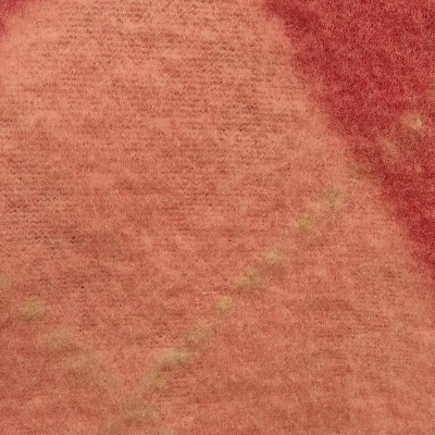 Pano felpudo com padrão xadrez rosa e vermelho