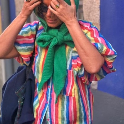 Blusa com riscas coloridas e lenço verde