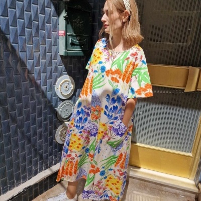 Vestido longo folgado com padrão floral colorido em fundo branco