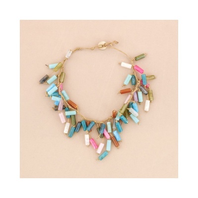 Colar com pequenos tubos coloridos e corrente dourada