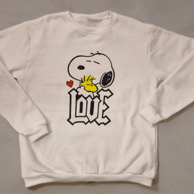 Sweatshirt branca com desenho do Snoopy e Woodstock sobre a palavra LOVE.
