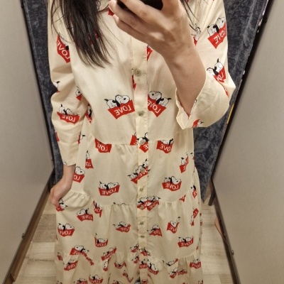 Vestido comprido bege com padrão de gatos e palavras LOVE, visto num provador.