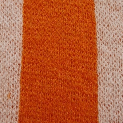 Pano de malha com risca larga laranja e riscas brancas